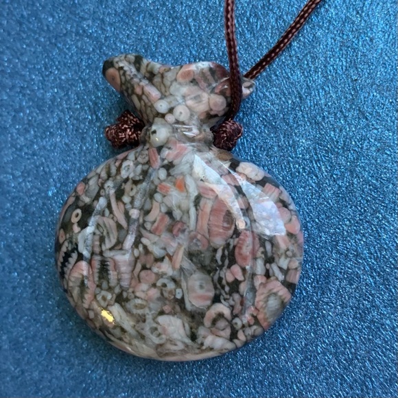 Crinoid fossil carved medicine pouch Sajen - Picture 11 of 11